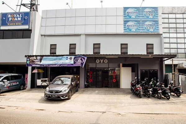 Un edificio con un letrero que indica 'ROYAL FOAM' y 'BIGLAND NAPOLLY' en el piso superior.