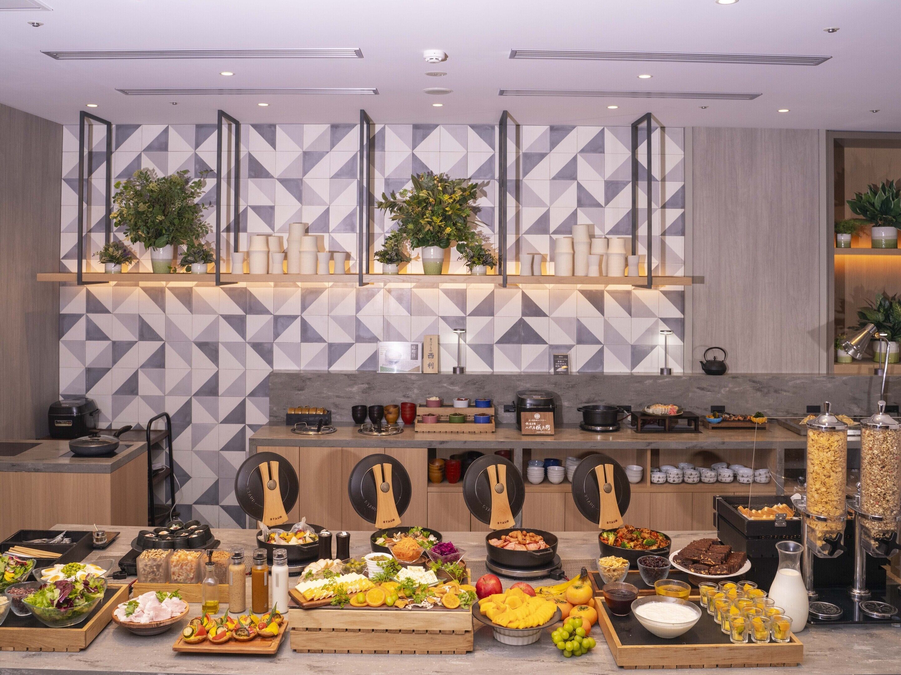 daily buffet breakfast (jpy 2800 per person)