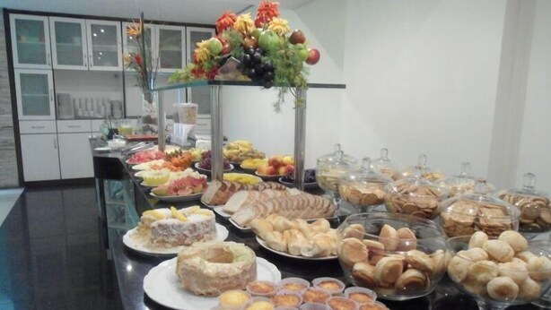 A buffet with various food items, including pastries, desserts, and fruits. - Maxim Plaza Hotel (Juiz de Fora)