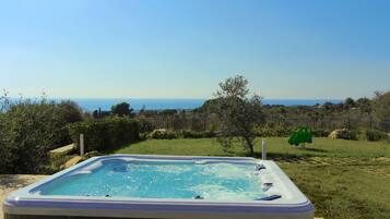 Tina de hidromasaje al aire libre