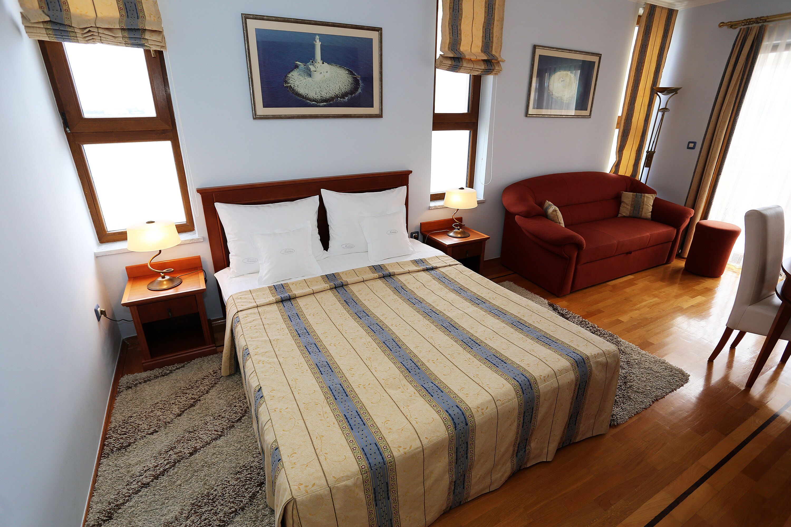 Suíte estúdio conforto, 1 quarto, sacada, vista para o mar | Frigobar, cofres nos quartos, individualmente decorados