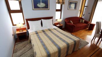 Suíte estúdio conforto, 1 quarto, sacada, vista para o mar | Frigobar, cofres nos quartos, individualmente decorados