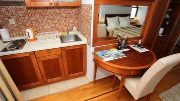 Suite estudio Confort, 1 habitación, balcón, vista al mar | Cocina privada | Frigobar, microondas, parrilla de estufa y cafetera y tetera