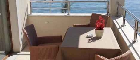 Suíte estúdio conforto, 1 quarto, sacada, vista para o mar | Terraço/pátio