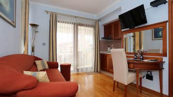 Studio Suite Comfort, 1 kamar tidur, balkon, pemandangan laut | Televisi