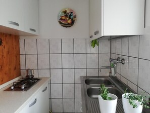 KĂŒhlschrank, Mikrowelle, Ofen, Herdplatte