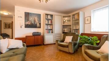 TV connectée, cheminée, espaces bureaux