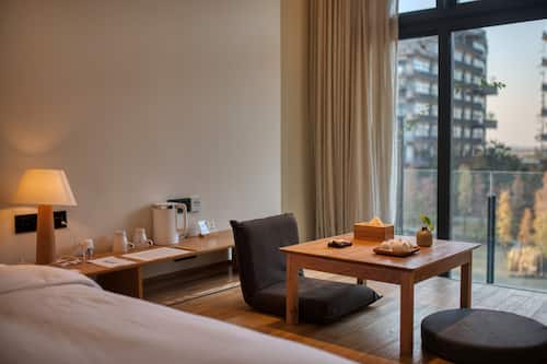 Chambre Deluxe avec lits jumeaux | Coffres-forts dans les chambres, décoration personnalisée