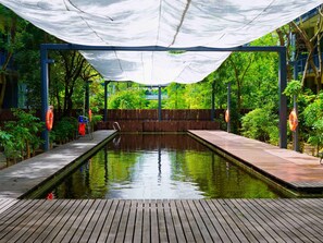 Una piscina al aire libre (de 10:00 a 19:00), sombrillas, tumbonas
