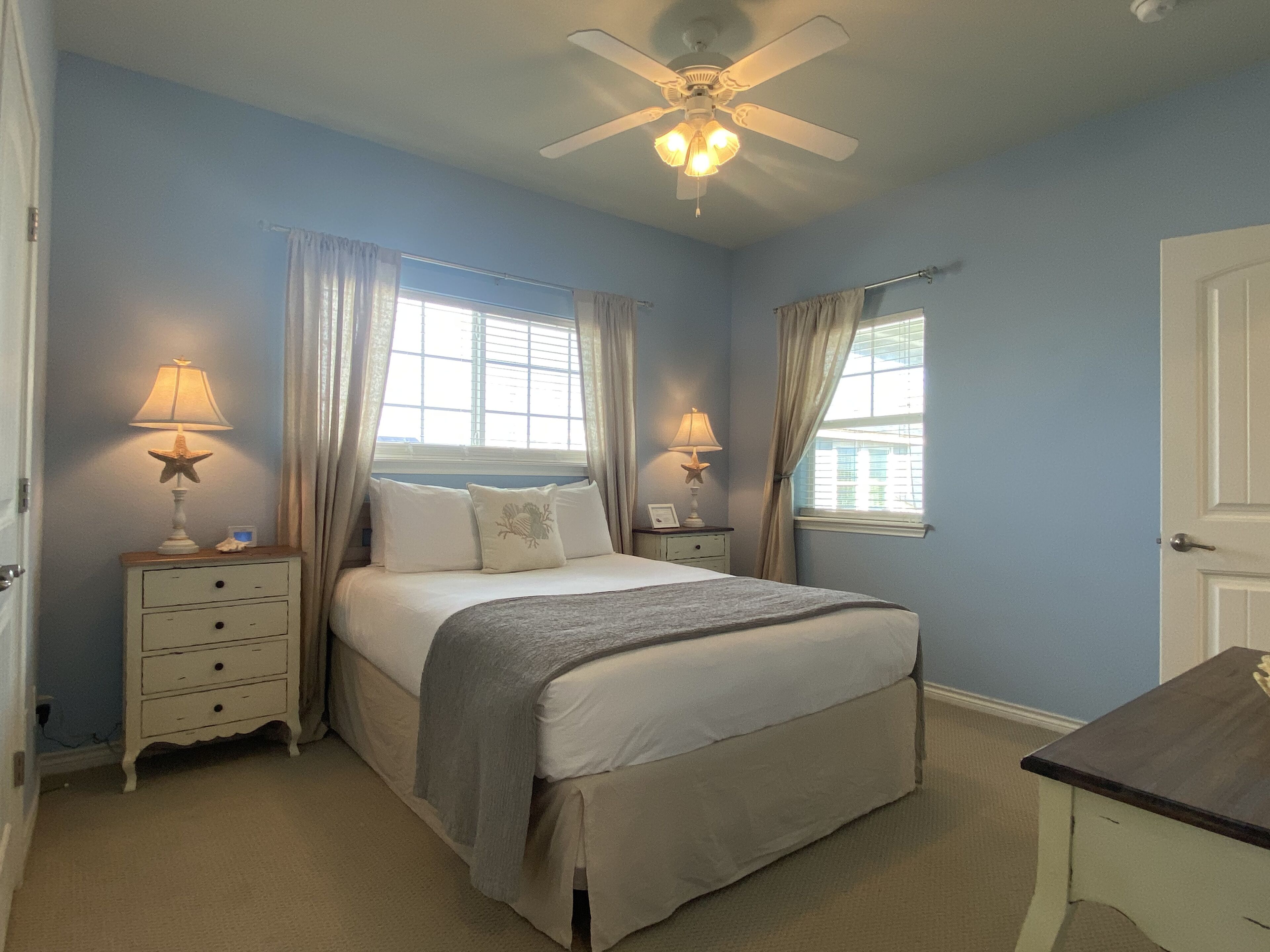 3 slaapkamers, een strijkplank/strijkijzer, gratis wifi, beddengoed