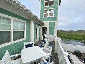 Outdoor dining - Namast'ay in Port A - Sleep to the Sound of Waves (Port Aransas)