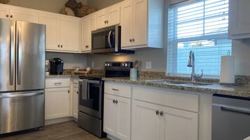 Køleskab, mikrobølgeovn, ovn, kogeplade