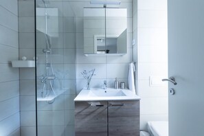 Maison | Salle de bain | Douche, séchoir à cheveux, serviettes fournies, savon