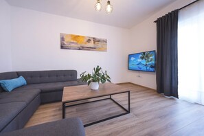 House | Living room | 32-inch LCD TV with digital channels, TV - Holiday home Lana (Supetar)