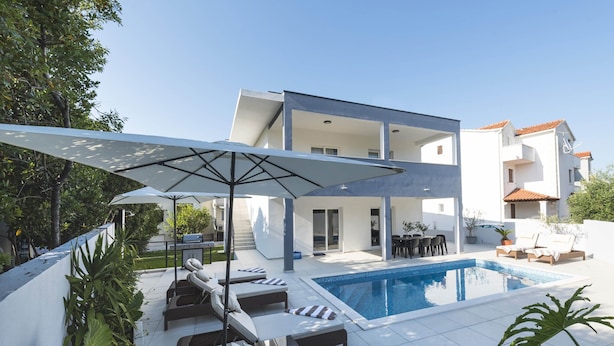 A modern house with a swimming pool, outdoor seating, and a covered patio. - Holiday home Lana (Supetar)