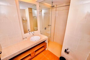 Habitació quàdruple executiva | Bany | Dutxa, articles de tocador gratuïts, sabatilles i sabó 