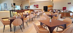 Serveert ontbijt, lunch en diner