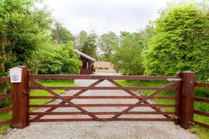 Cabin | Property grounds - 3-bed Lodge - Sleeps 7 - Hot Tub - Pet Friendly (Skipton)