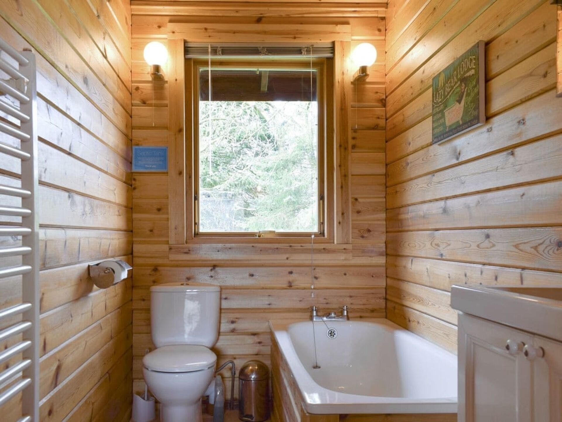 Kabin | Kamar mandi | Shower, bathtub besar,  dan handuk