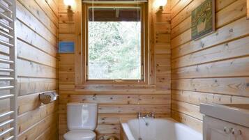 Kabin | Kamar mandi | Shower, bathtub besar, dan handuk