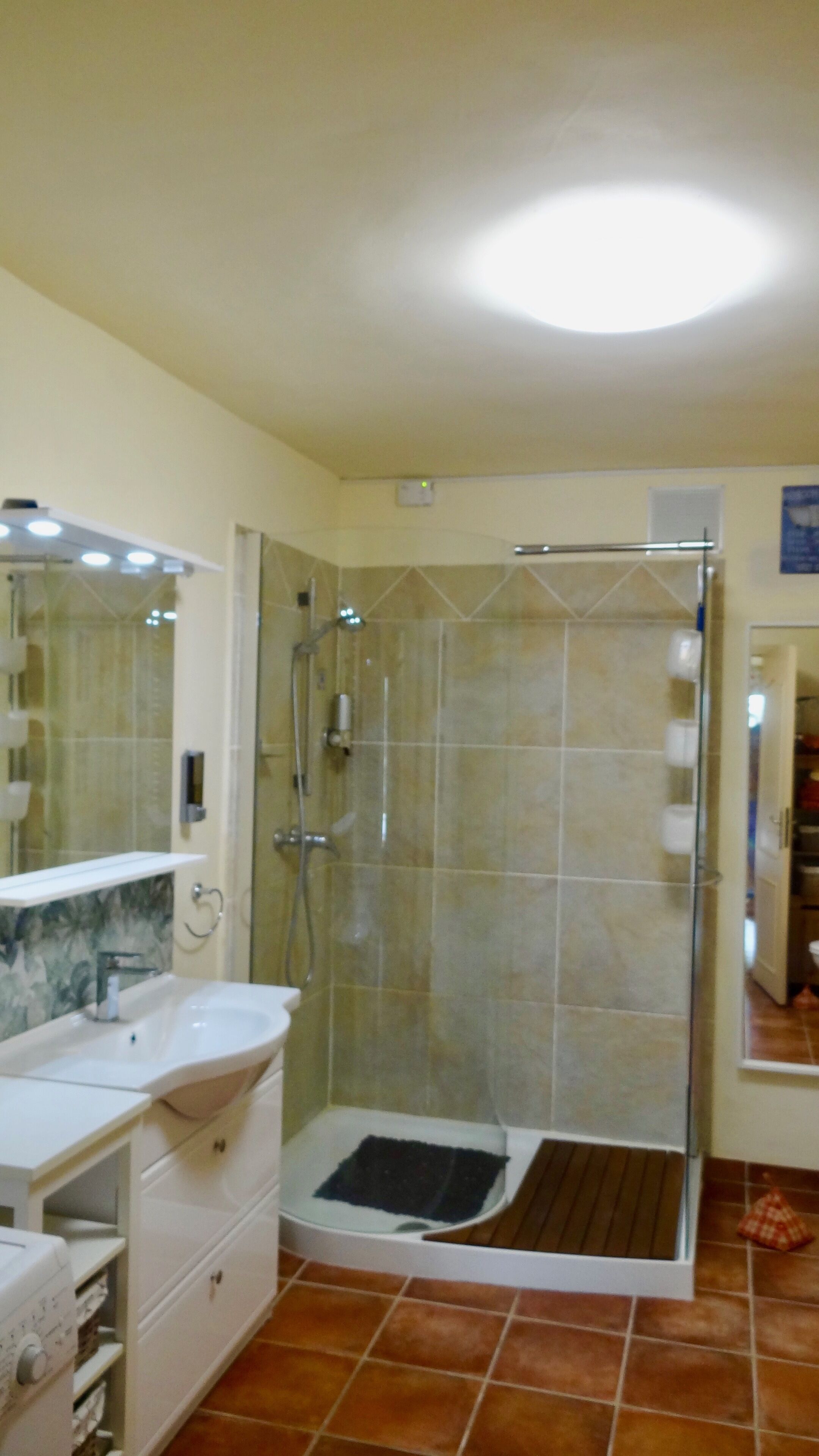 Douche, articles de toilette écologiques, sèche-cheveux