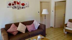 Televisie, een dvd-speler, boeken en een muziekbibliotheek