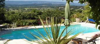 4* air-conditioned gîte in the shade of olive trees, swimming pool overlooking the Luberon.