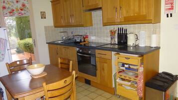 Een koelkast, een microgolfoven, een oven, een kookplaat