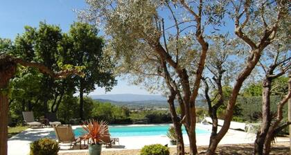 4* air-conditioned gîte in the shade of olive trees, swimming pool overlooking the Luberon.