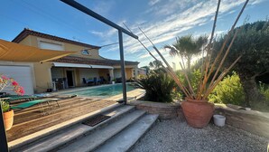 Une propriété résidentielle dotée d’une piscine, d’un espace extérieur aménagé et d’un jardin.