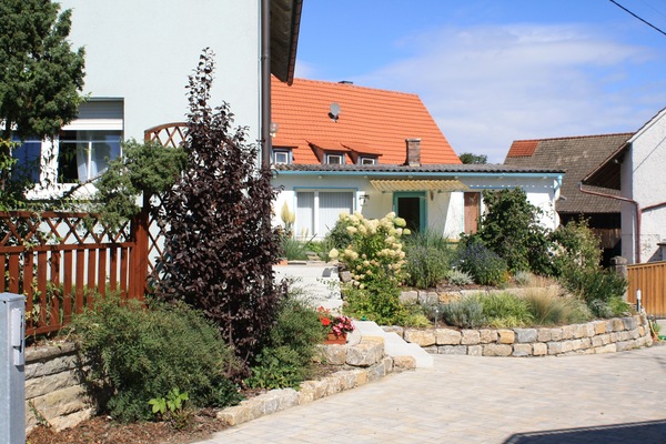 Außenbereich mit Vorgarten