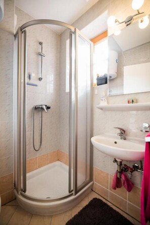 Appartement (Two-bedroom Apartment) | Salle de bain | Douche, pantoufles, serviettes fournies
