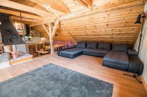 Appartement (Three Bedroom Apartment) | Salle de séjour | Téléviseur