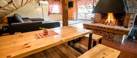 Apartemen (Three Bedroom Apartment) | Ruang keluarga | TV