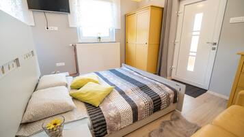 1 habitación y tabla de planchar con plancha