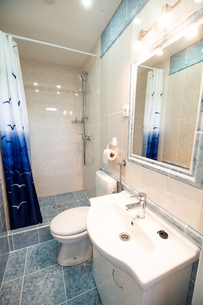 Studio (Studio) | Phòng tắm | Buồng tắm vòi sen, dép đi trong nhà, khăn tắm 