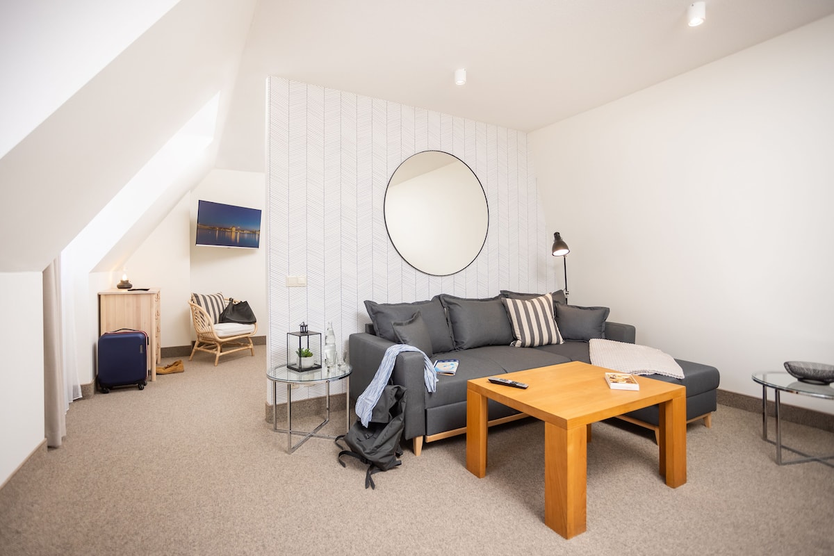 Deluxe Apartment | Living area | Flat-screen TV