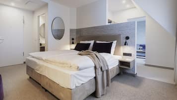 Junior Studio | 1 bedroom, down comforters, iron/ironing board, free WiFi