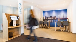 Reception - DORMERO Hotel Stralsund (Stralsund)