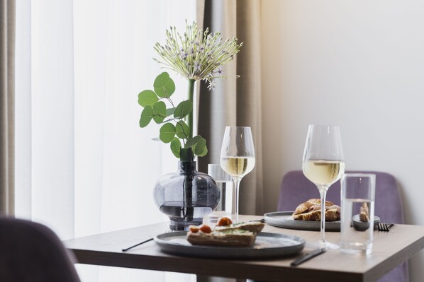 Kahden hengen deluxe-huone | Yksityinen keittiö | Jääkaappi, mikroaaltouuni, liesi, syöttötuoli