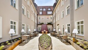 Courtyard - DORMERO Hotel Stralsund (Stralsund)