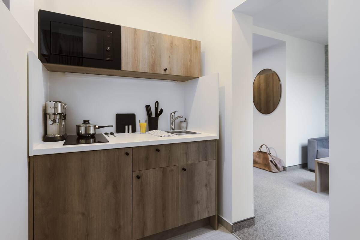 junior studio | private kitchen | fridge, microwave, stovetop, high chair