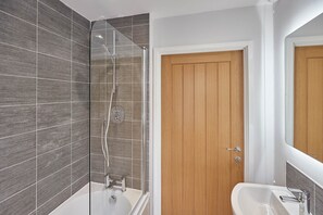 Apartment | Bathroom | Combined shower/tub - Shipwrights (Whitby)