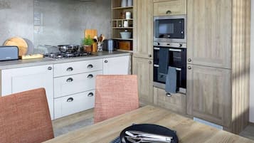 Cabin | Private kitchen | Fridge, microwave, oven, stovetop