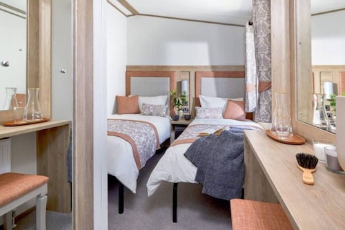 1 Bed Lodge Sleeps 4 - Pet Welcome - Fireplace