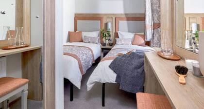 1 Bed Lodge Sleeps 4 - Pet Welcome - Fireplace