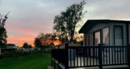 Captivating Bluebell Lodge 2-bed Cotswolds Caravan