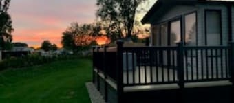 Captivating Bluebell Lodge 2-bed Cotswolds Caravan