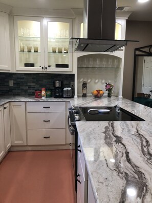 冷蔵庫、電子レンジ、オーブン、コンロ