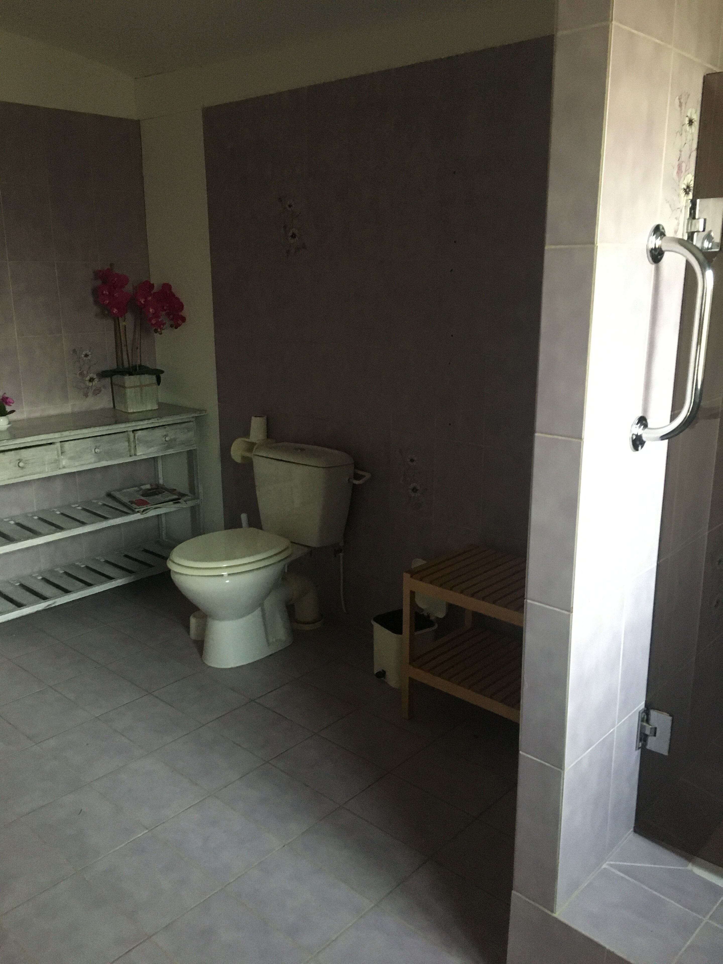 シャワー、タオル、石鹸、シャンプー